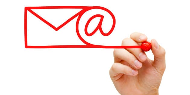 Mão desenhando símbolo de email